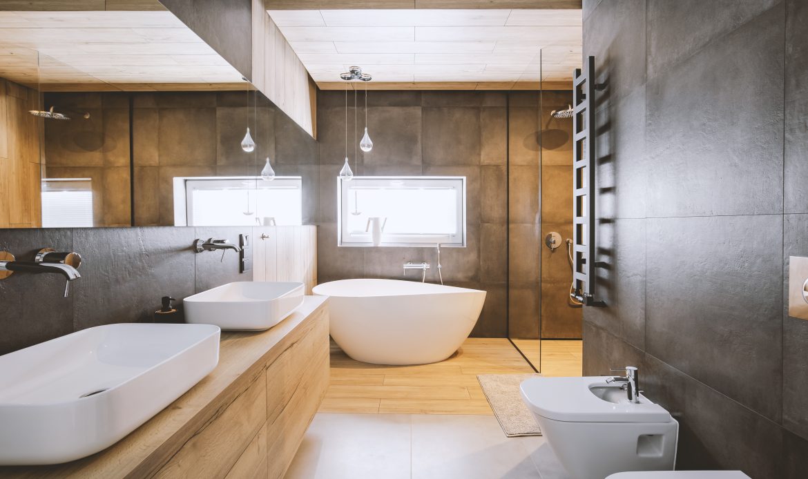 Klimatisiertes stilvolles Badezimmer mit Holz- und Betonwänden und weißer Einrichtung